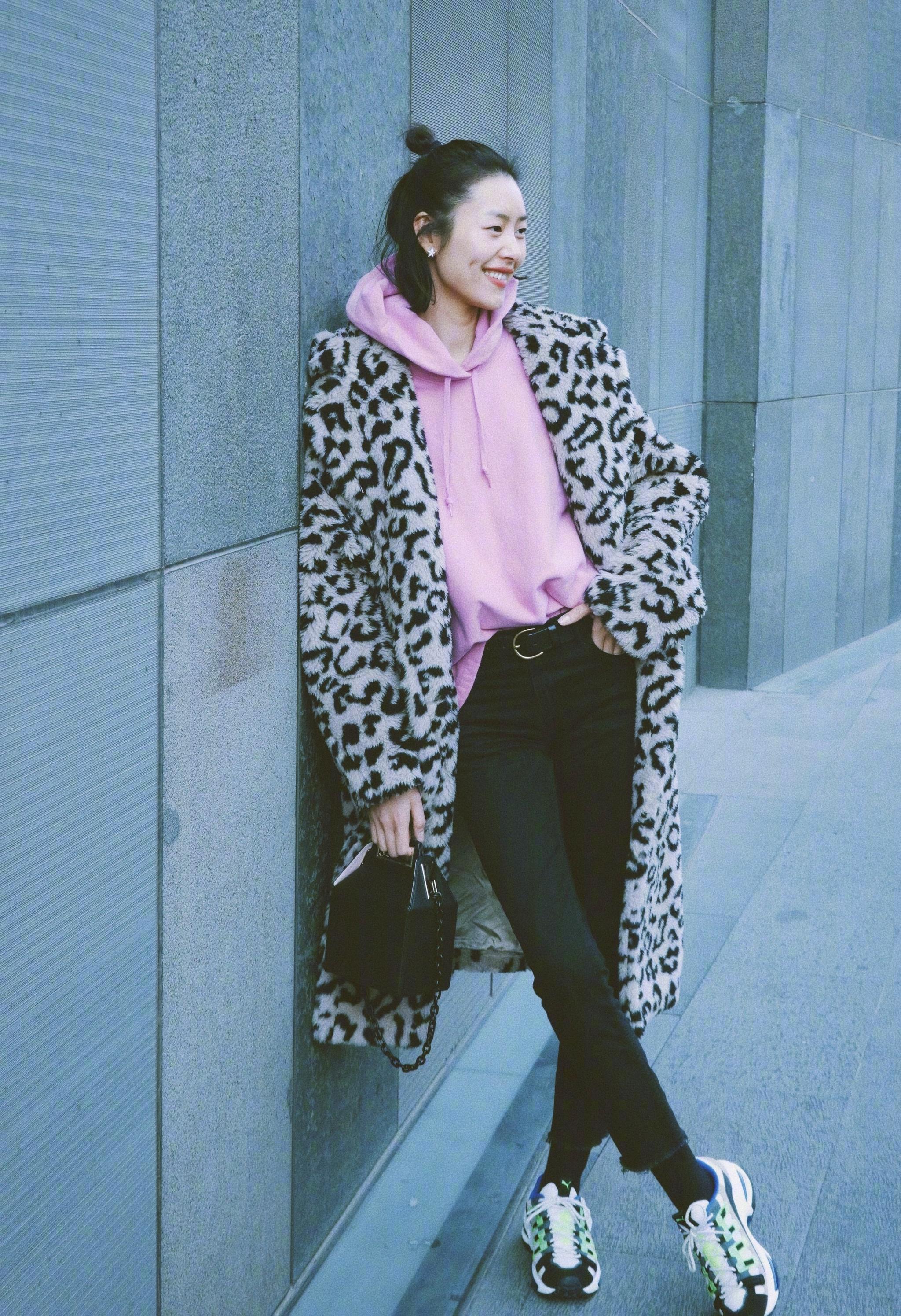 街拍,身穿的是max mara2018秋冬系列豹纹泰迪大衣
