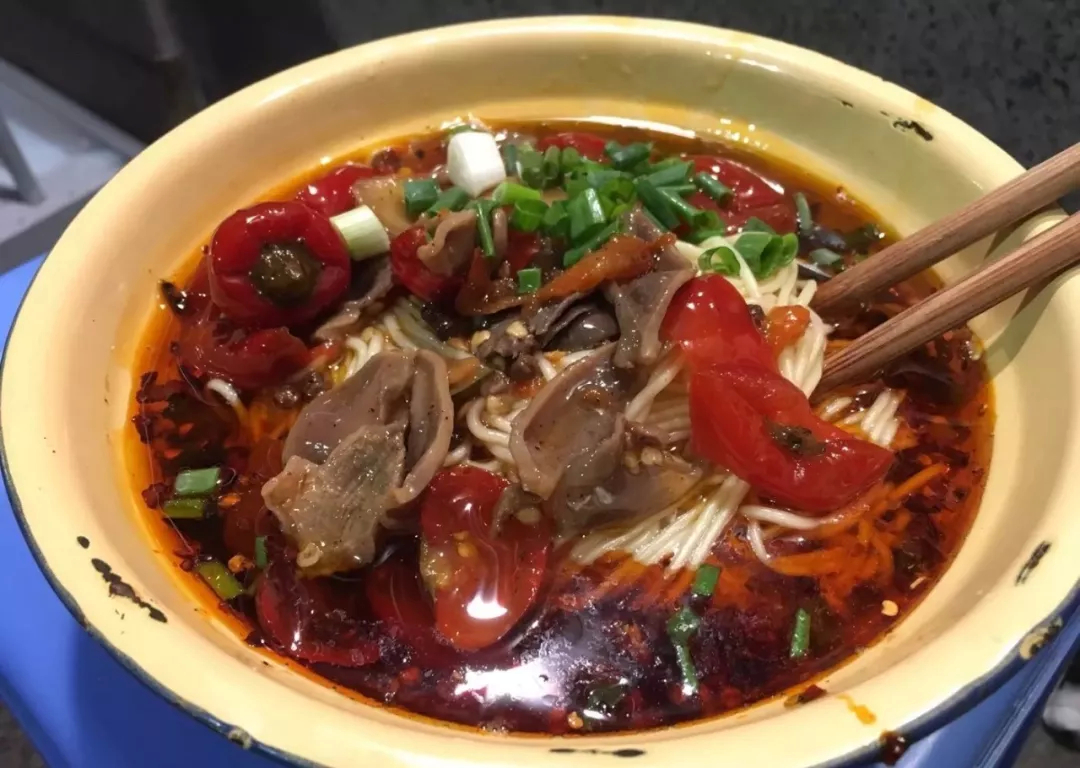 酸辣鲜香的郡花面,软糯肉香的豌杂面