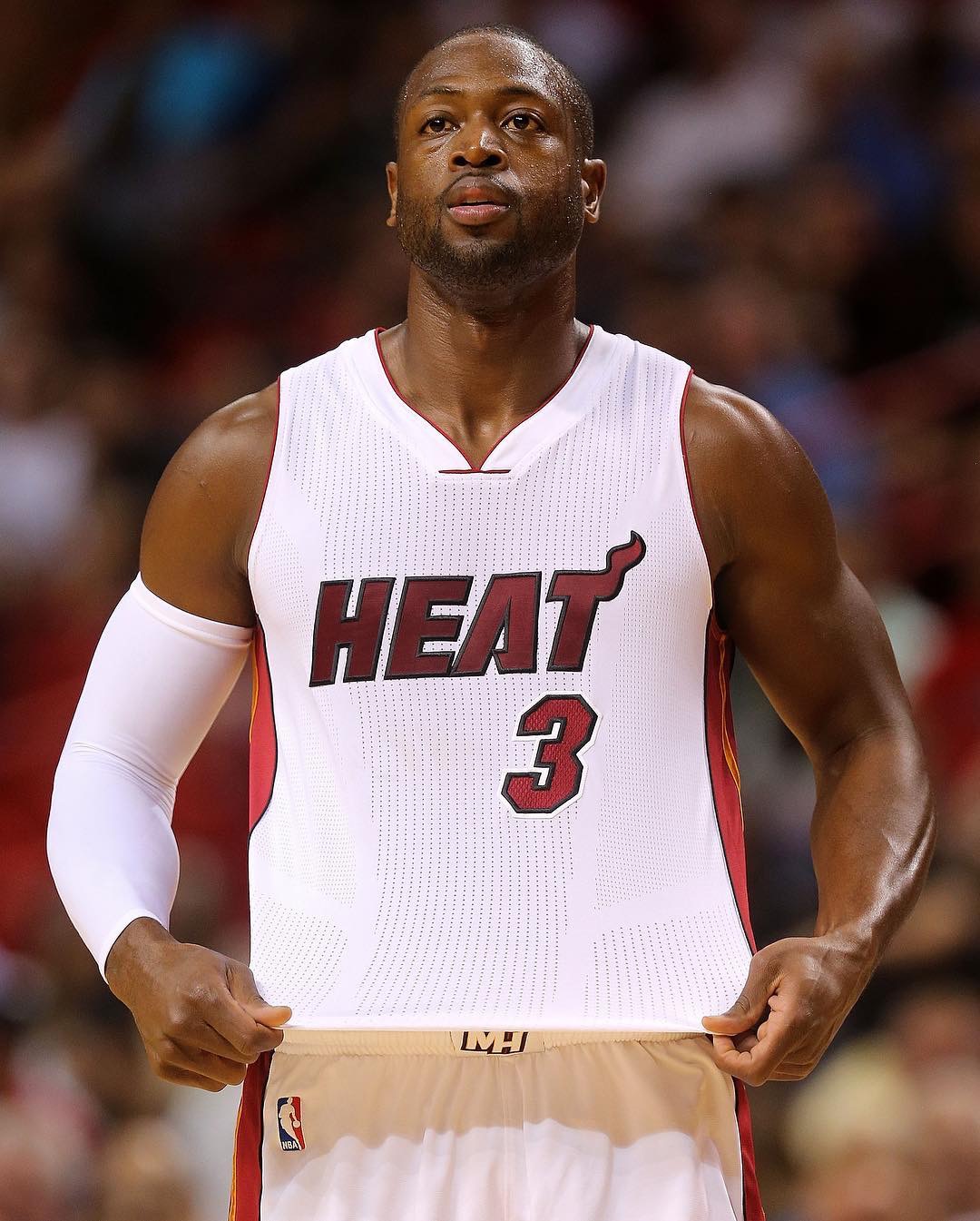 詹姆斯给这组韦德照片点赞了,最后一年的韦德