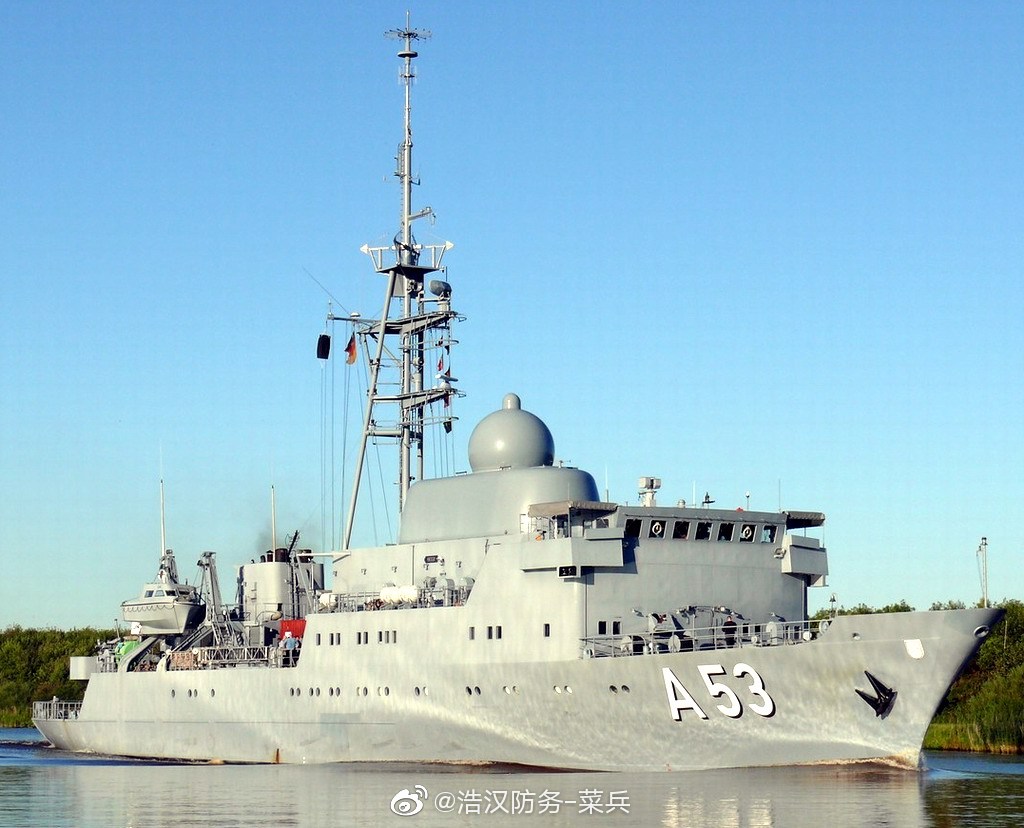 德国的欧斯特级电子侦察船非常有特色,其舰桥顶上的电子天线罩