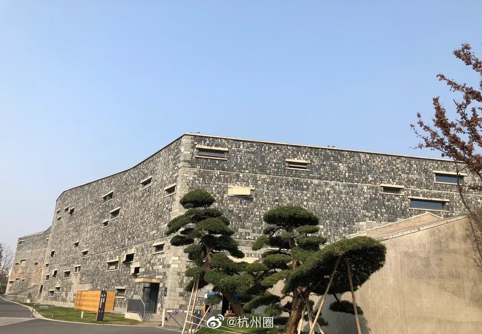 功臣山脚一道大山房逶迤绵延