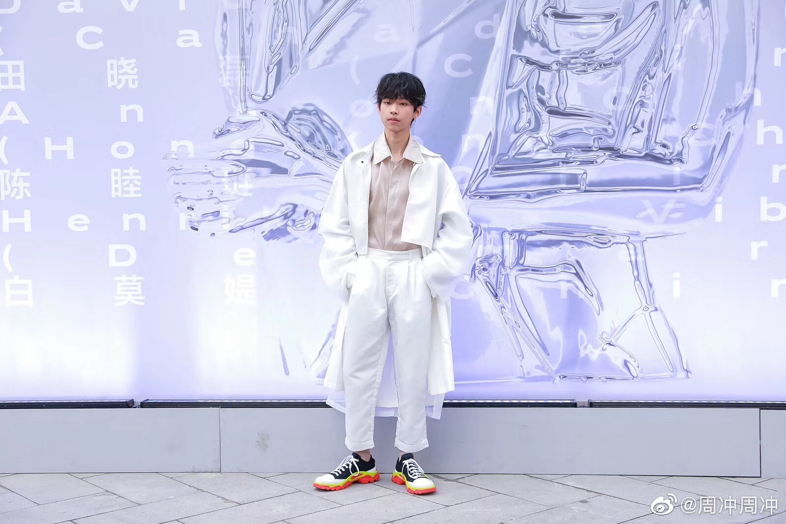 看展的时候,一回头,发现斯外戈就在身边.好巧