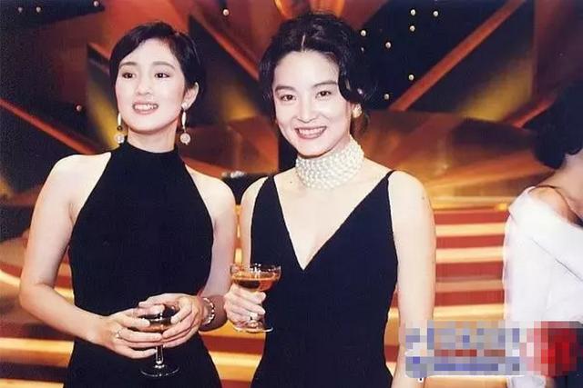 巩俐关之琳合影曝光一眼看到了王祖贤对比才发现巩俐头脸真小