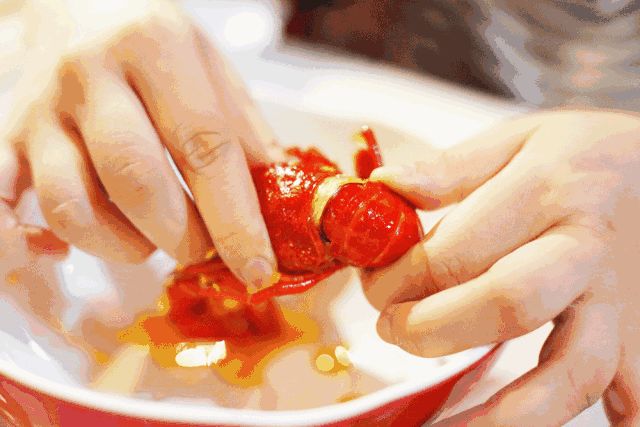 剥虾师来了,10秒剥一只,让你吃虾动口不动手|去哪儿|虾|小龙虾_新浪网