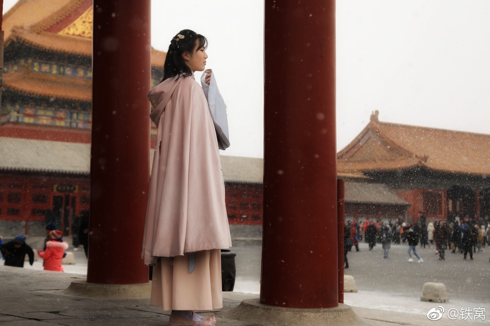 紫禁城雪天一景:随处可见穿汉服拍照的美女帅哥