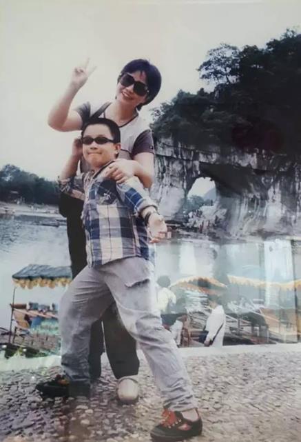 东旭集团总裁李青和儿子合影董事长李兆廷,生于1965年7月,他和太太