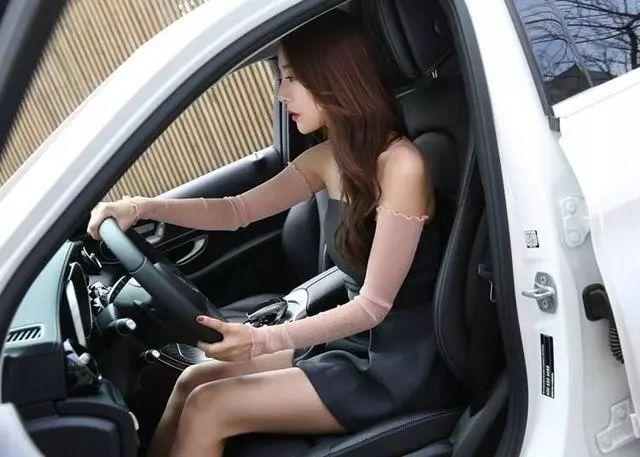 宝马3系长短轴怎么选,豪华入门级有什么意义,两脚开车行不行?