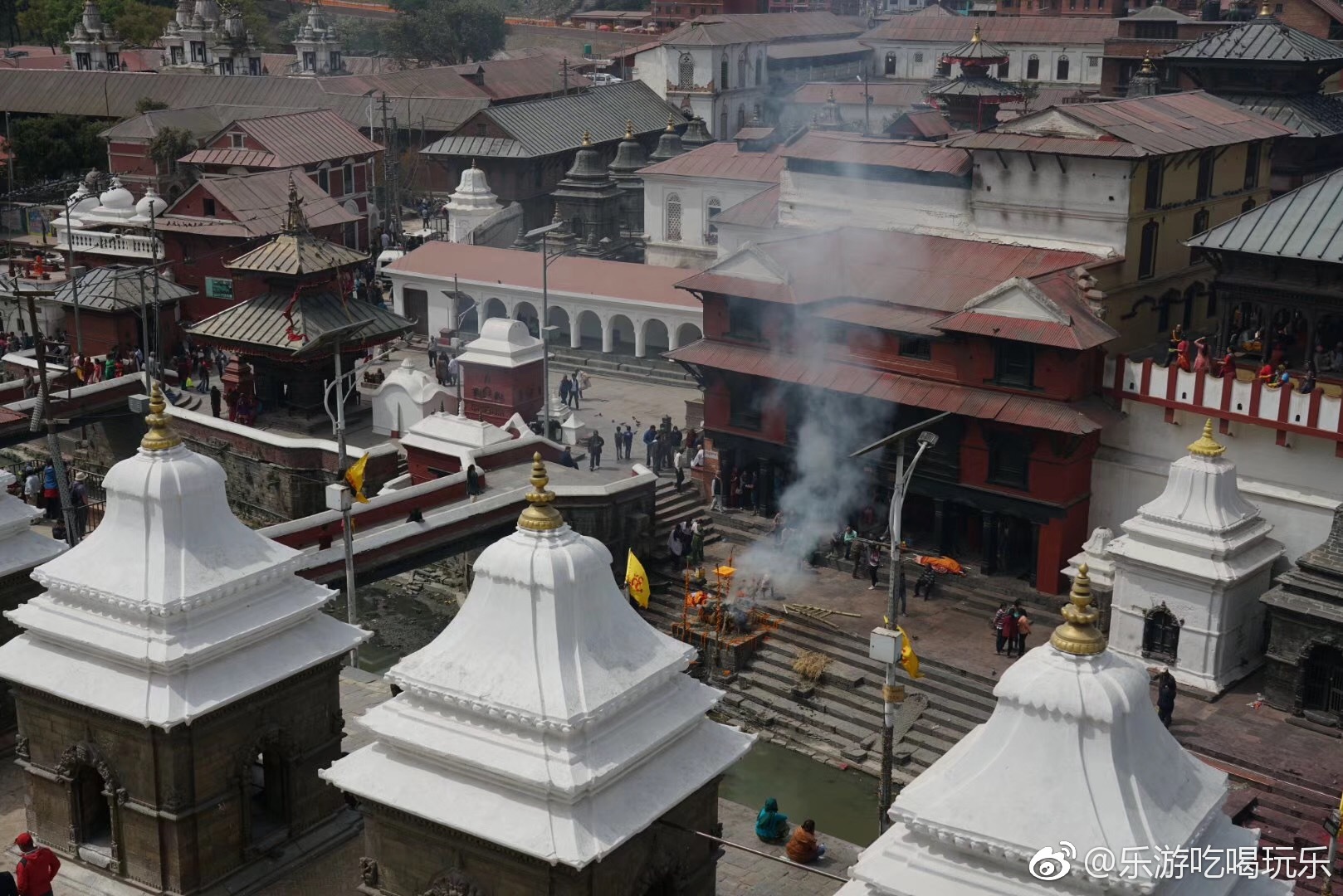 加德满都烧尸庙,人去世后,在这里进入天堂.先用河水净身