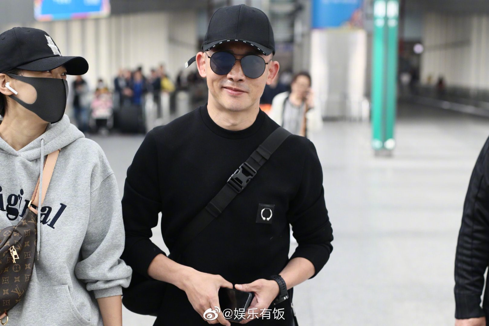 4月21日聂远携妻子秦子越现身上海机场