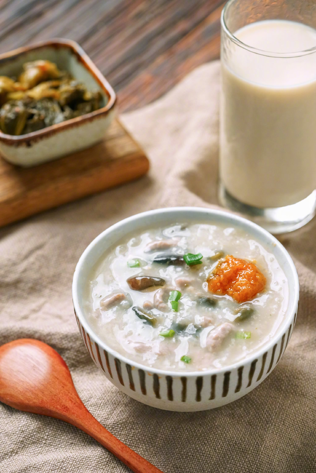 粥中极品『皮蛋瘦肉粥』,快起床趁烫吃吧|皮蛋|咸蛋黄|瘦肉粥_新浪