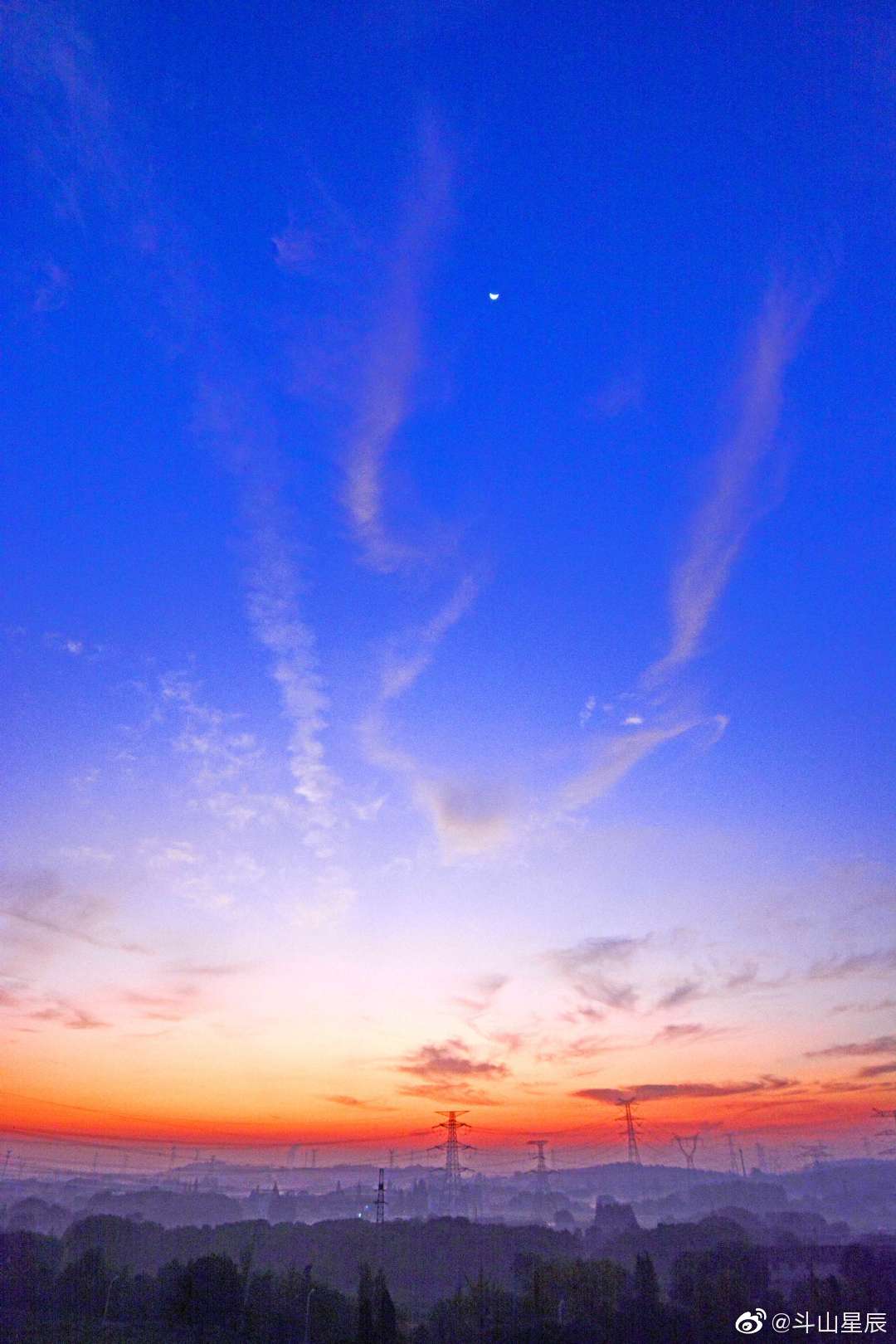 朝霞辉映山村,碧水邂逅蓝天,这是今天早晨的无锡斗山.新的一天