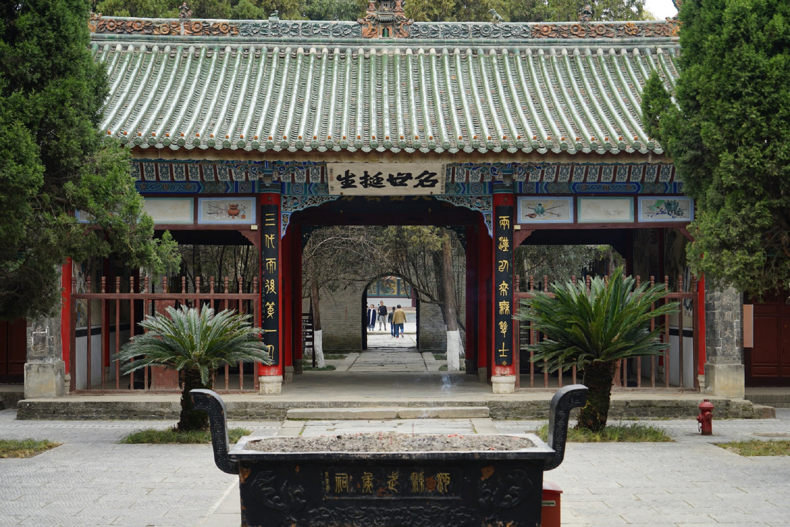 勉县武侯祠皇帝御赐果然与众不同,游人纷至沓来