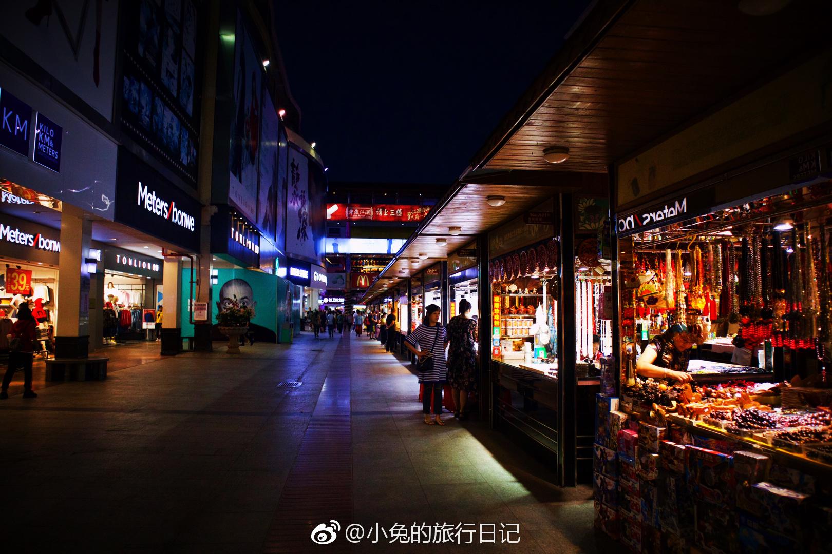 三亚解放路步行街,这里离三亚湾仅几分钟的路程,可以先去看落日