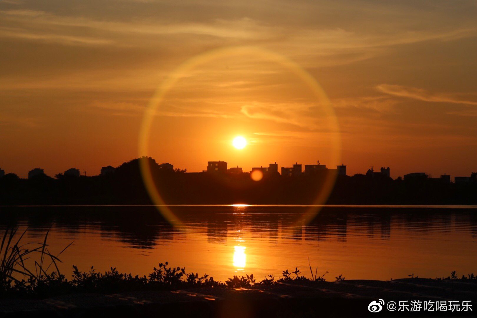 傍晚,太阳收敛起刺眼的光芒,变成一个金灿灿的光盘|光盘|光芒|营地|房车|旅游_新浪新闻