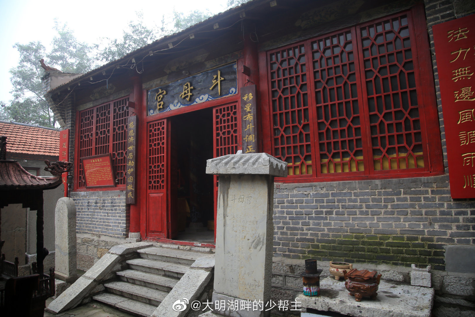 斗母泉位于斗母泉村青铜山山崖畔其高度为5487米