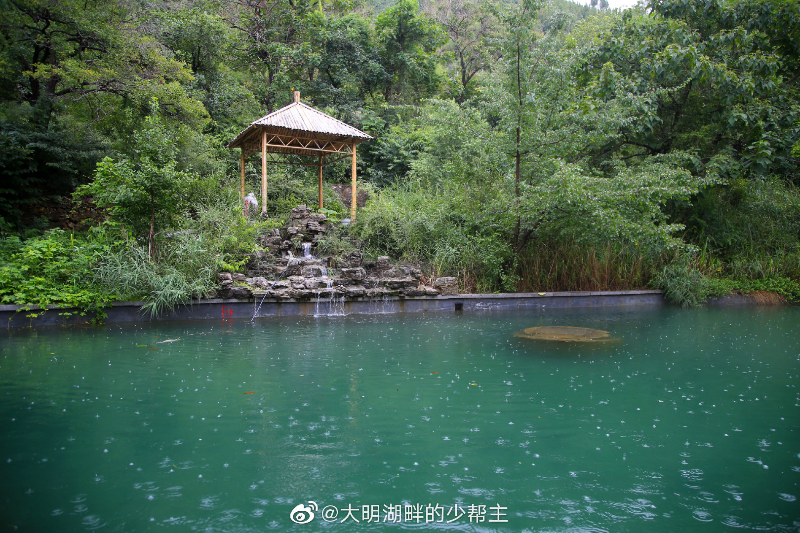 这个泉可以避暑之一的避暑泉位于柳埠镇袁洪峪度假村内