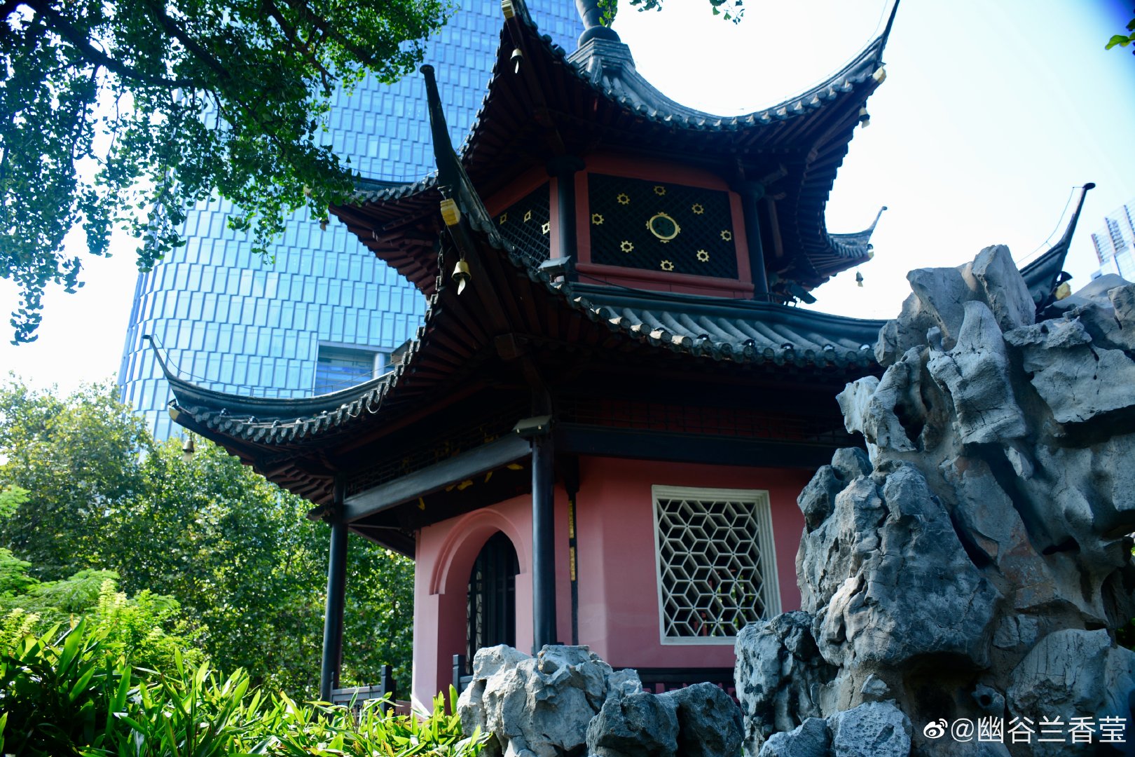 清晨的南京鼓楼大钟亭公园在闹市之中显得那么恬静清幽