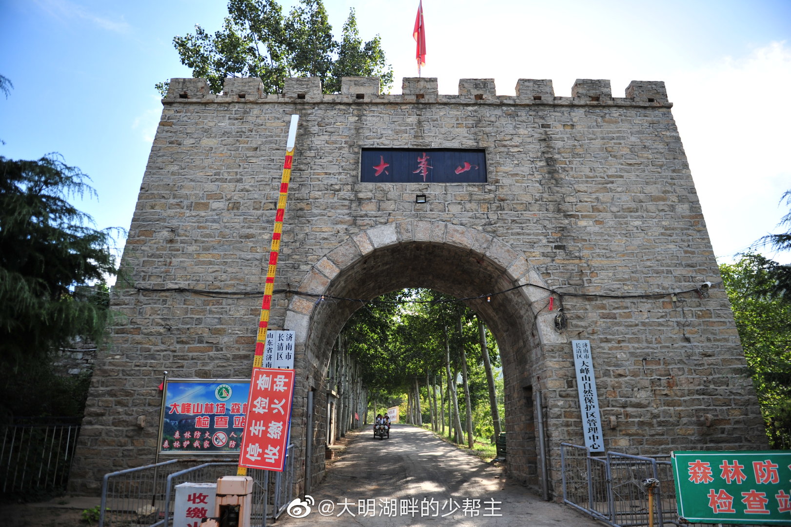 在济南长清区大峰山有段保存完整的齐长城