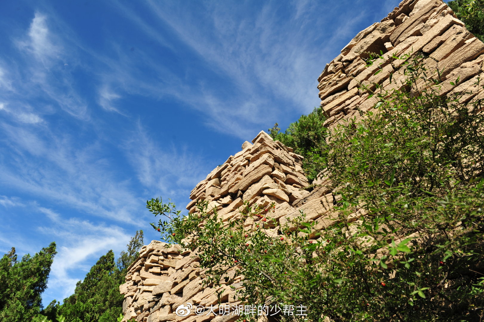在济南长清区大峰山有段保存完整的齐长城