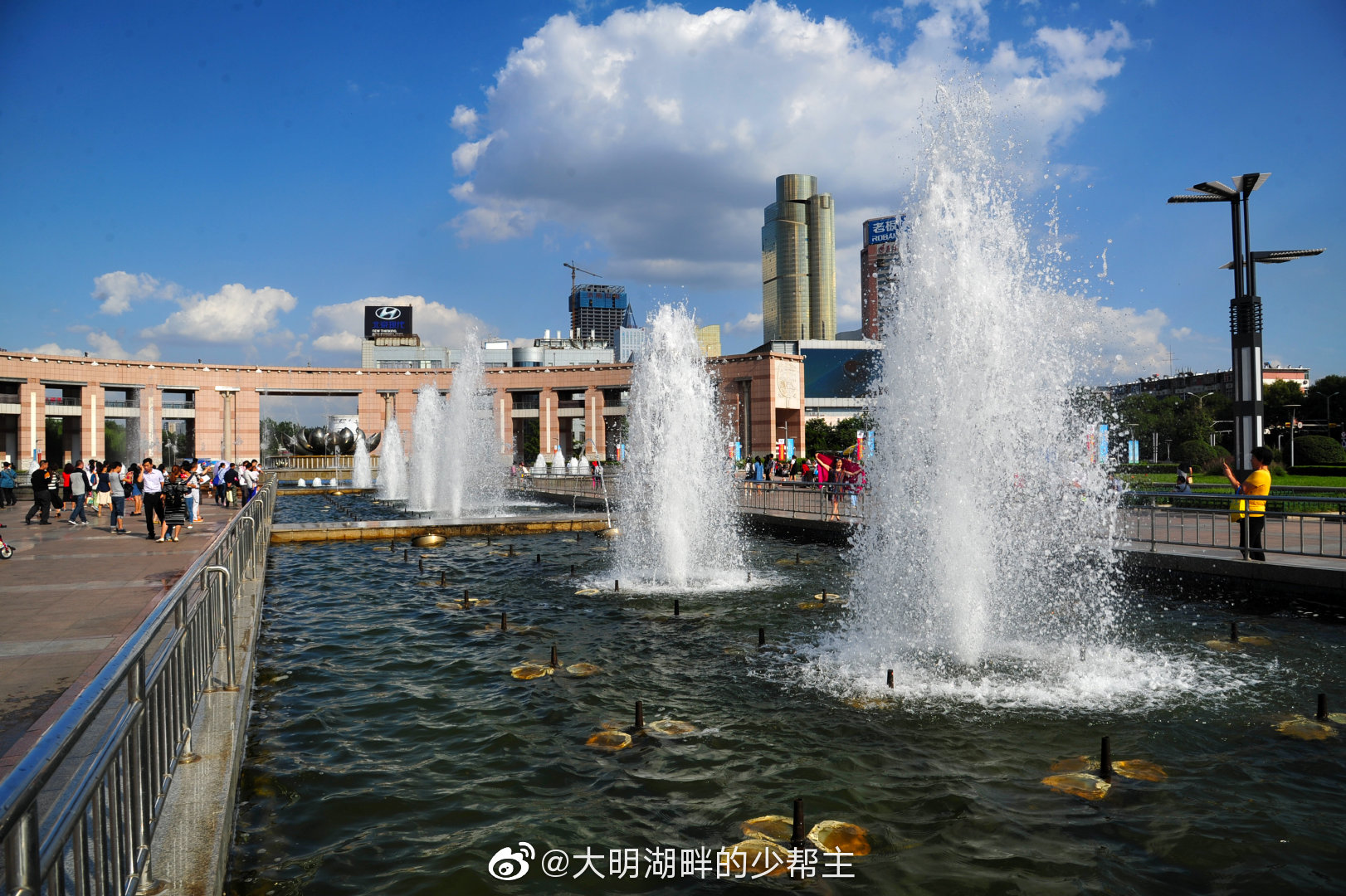 去泉城广场看喷泉,是很多游客来济南打卡的一个重点