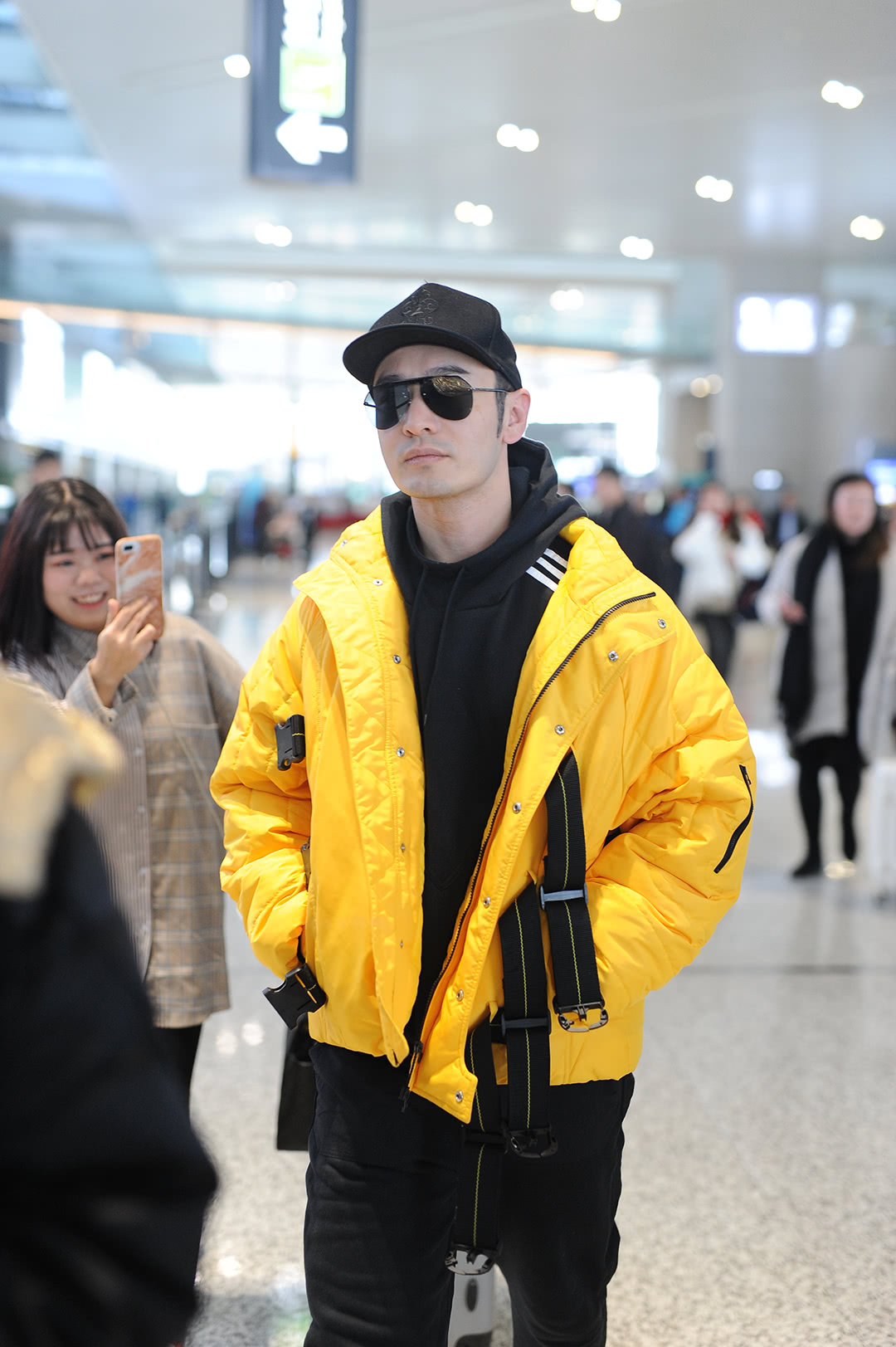 黄晓明被传"婚变"后现身机场,穿baby代言的服装秀恩爱