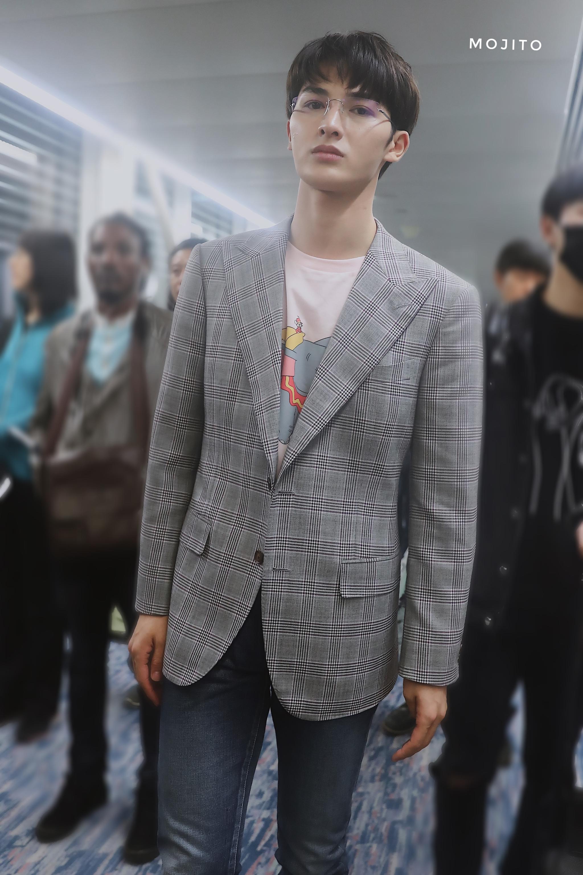 朱正廷今早迪拜机场银川出发～一身格子西装外套 白色t恤 牛仔裤