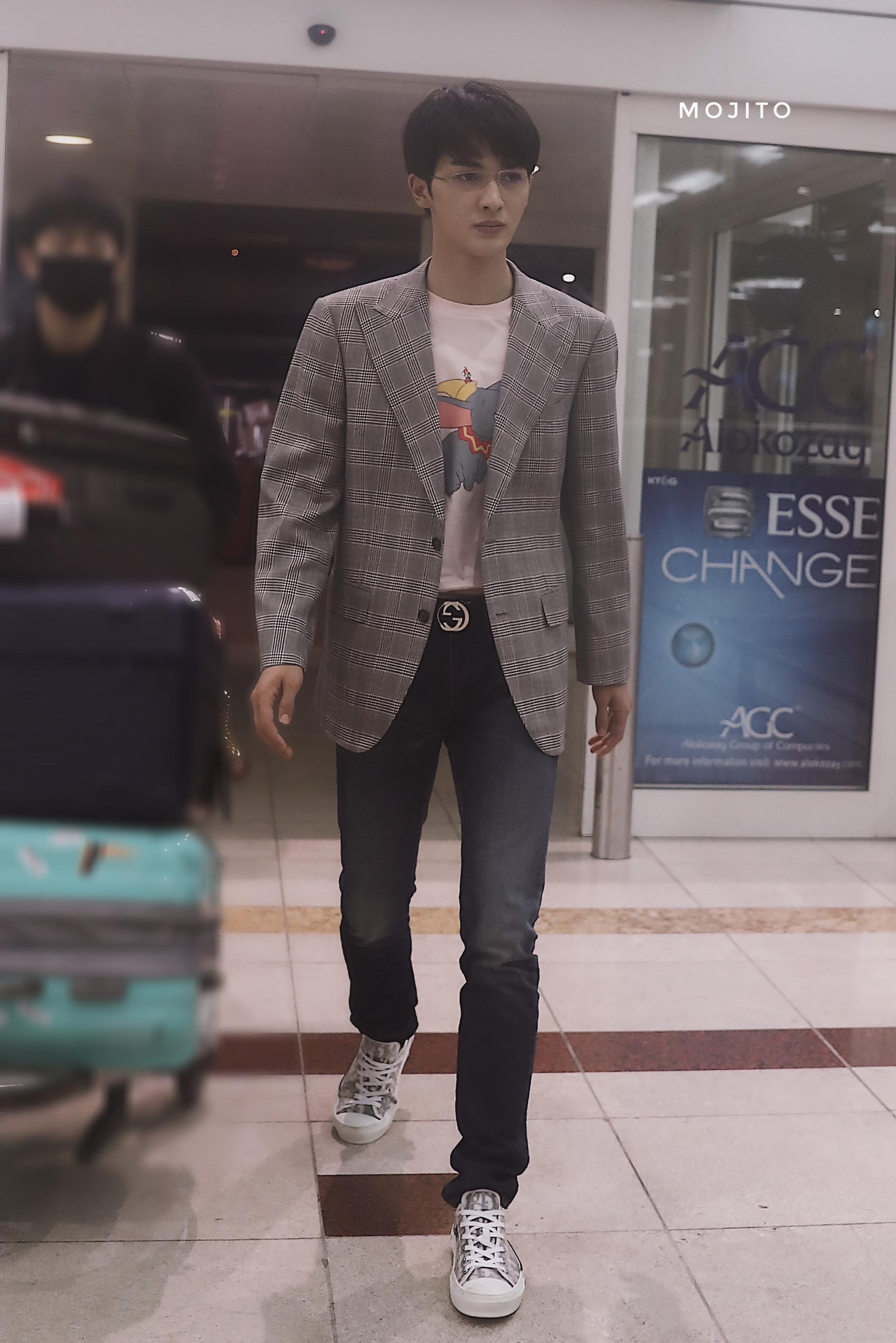 朱正廷今早迪拜机场银川出发～一身格子西装外套 白色t恤 牛仔裤