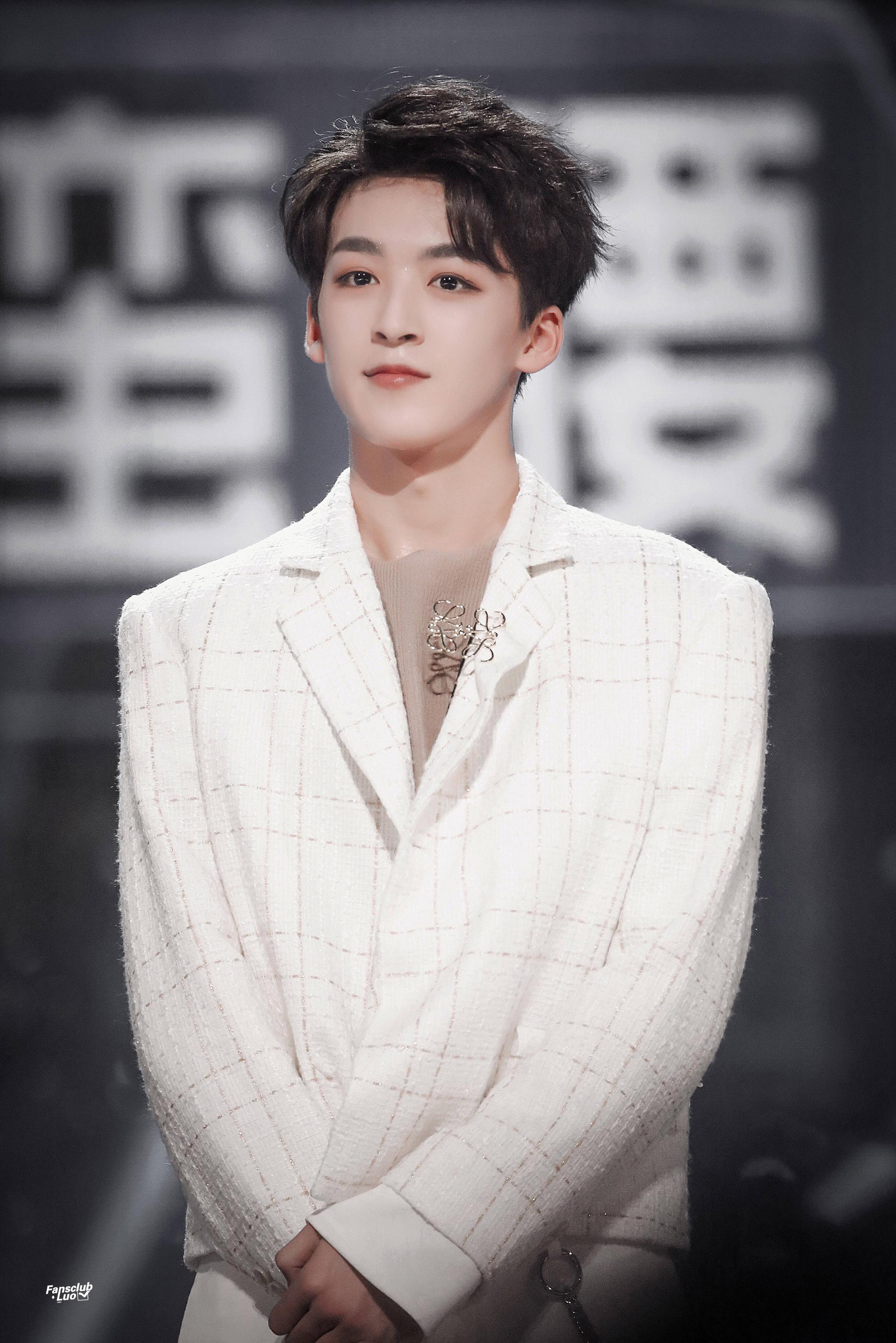 早安微笑天使@r1se-何洛洛 677315 上帝给了你一双爱笑的眼睛