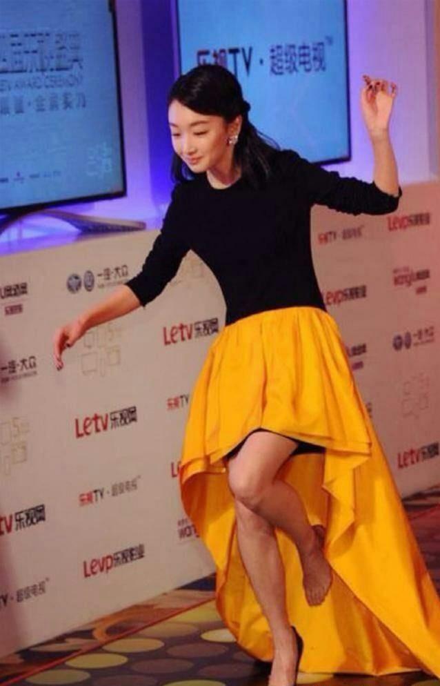 周冬雨走秀把高跟鞋走掉了.