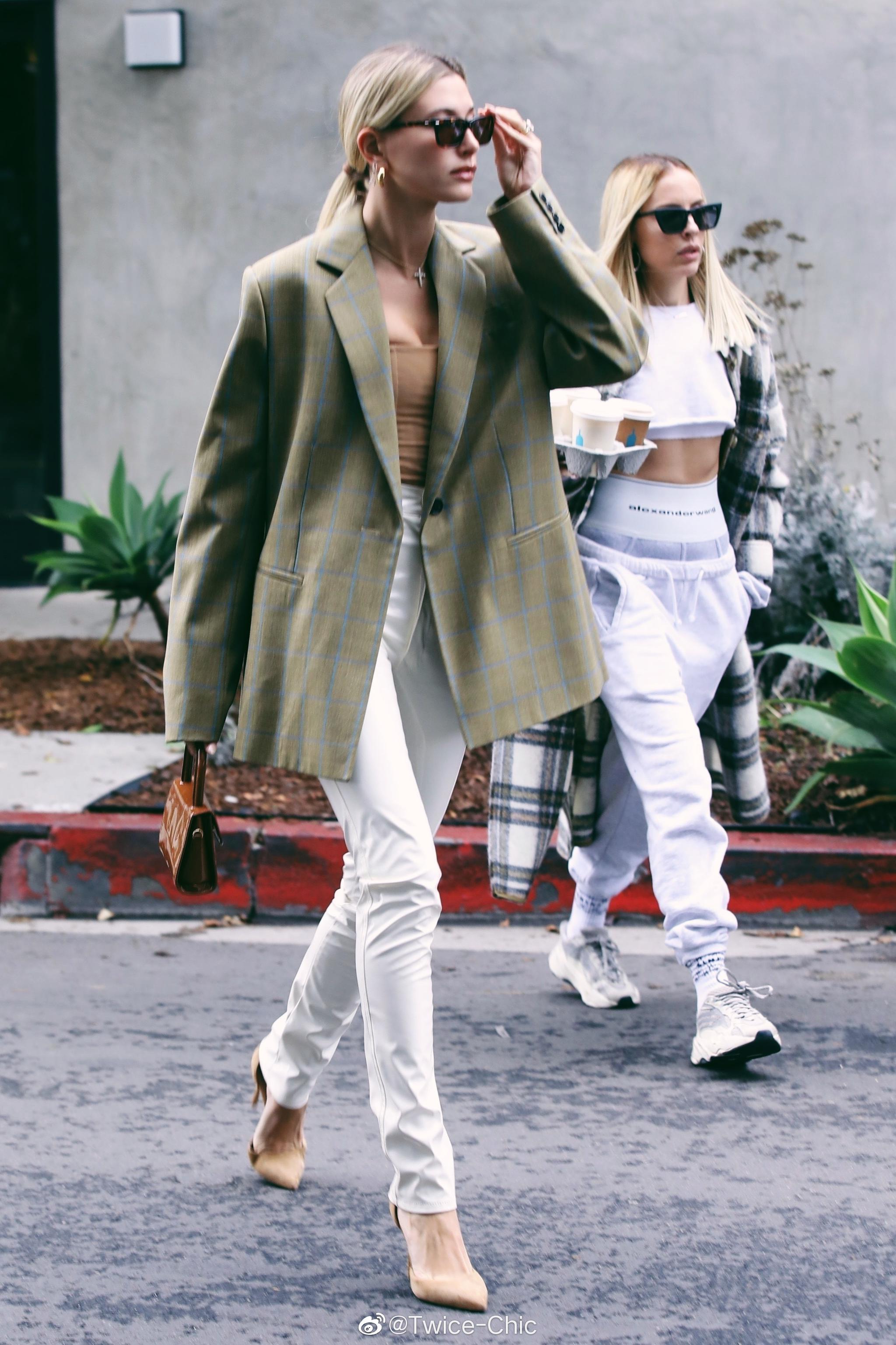hailey bieber | 抹茶色西装搭配白色漆皮裤