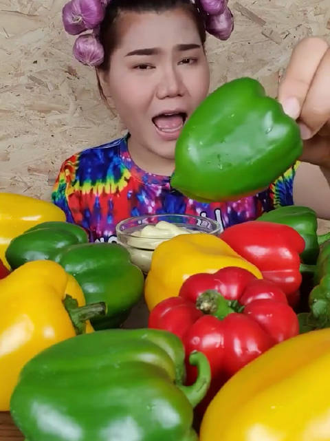 你能不能接受这样生吃大辣椒?
