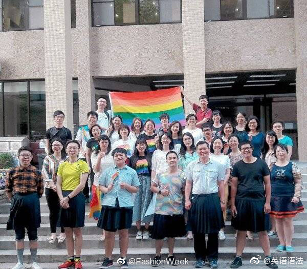 台湾高中男生集体穿裙子上学,看完这画风,你给打多少分