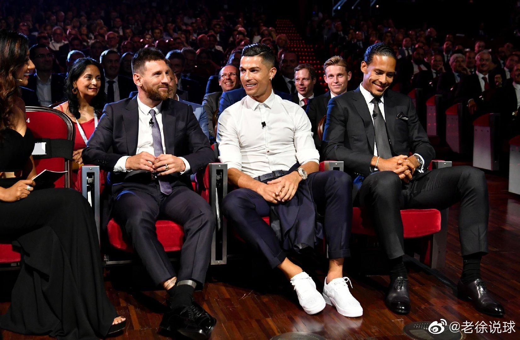 欧冠颁奖曁抽签仪式进行时,梅西和c罗亲切地用西班牙语互相交流