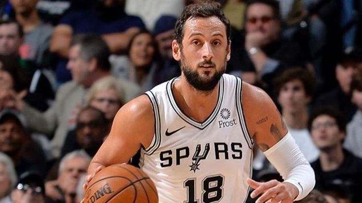 比赛直到打到第三节后半段马刺怀特投丢了一个三分,这也是马刺投出的