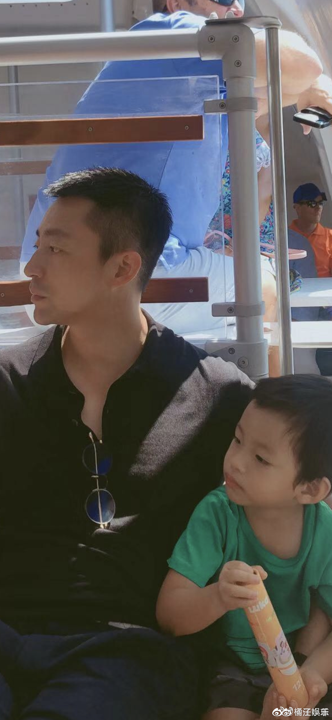 今天早上汪小菲在微博晒出了跟儿子的合影父子二人非常亲昵