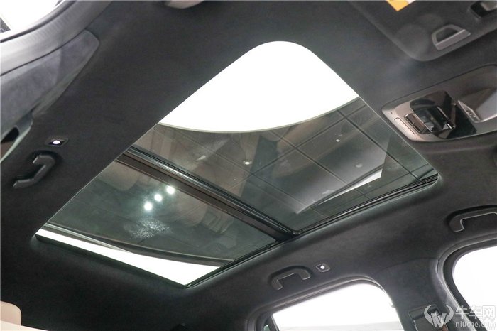 图:全景天窗尺寸相当可观,采光面积很理想,后方延伸到了后排乘客的