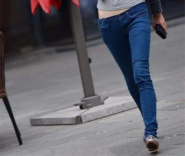 小个子女生冬天穿衣,这3种"下装"切记别穿,显得腿短又压身高