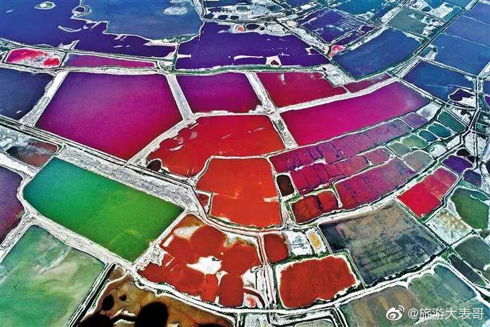 山西运城盐湖，从上空俯瞰，大大小小的盐池呈现出不同的颜色