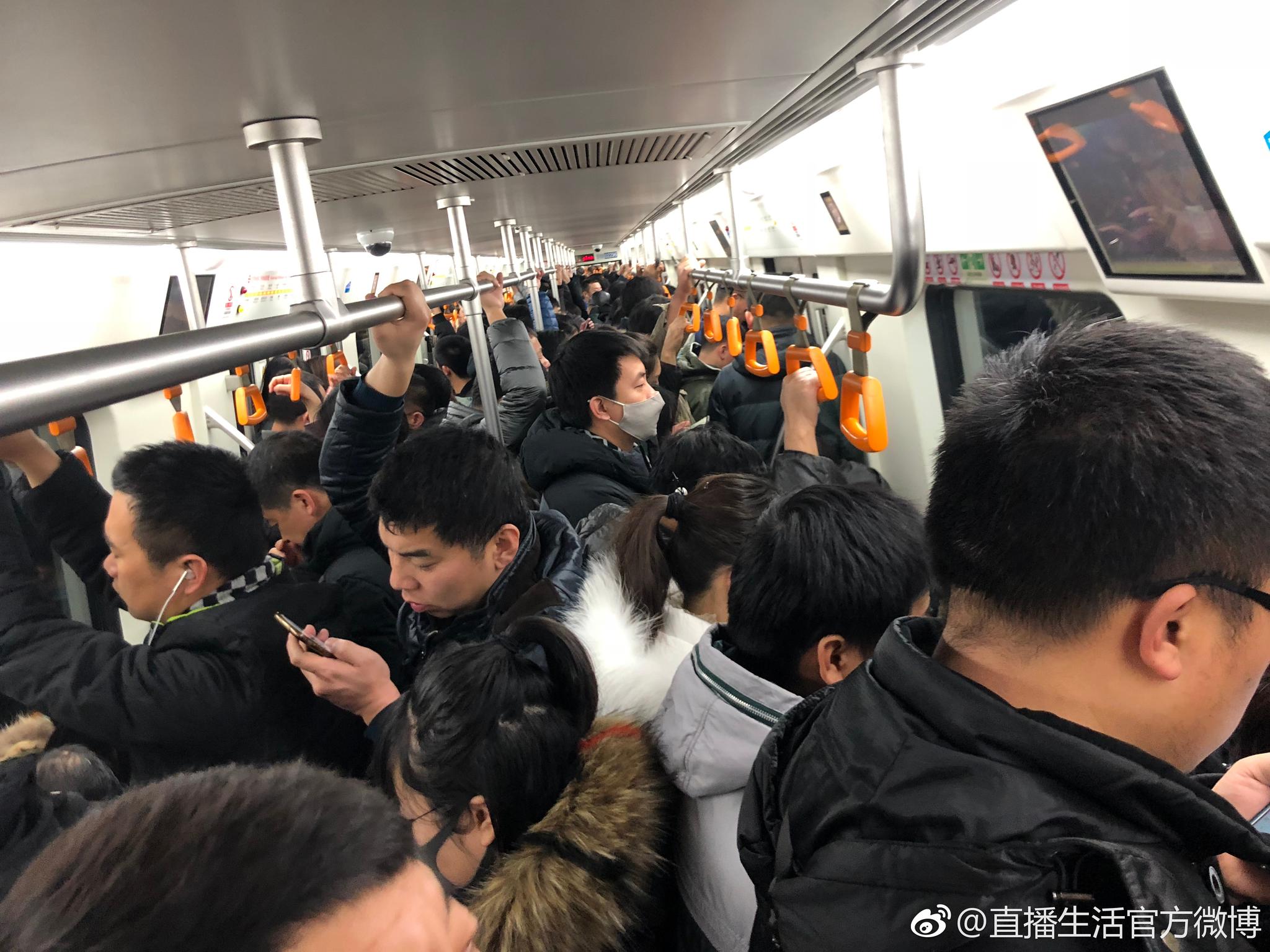7点40分青年大街 站内实时 客流集中 没有上去车的乘客 请耐心等待下