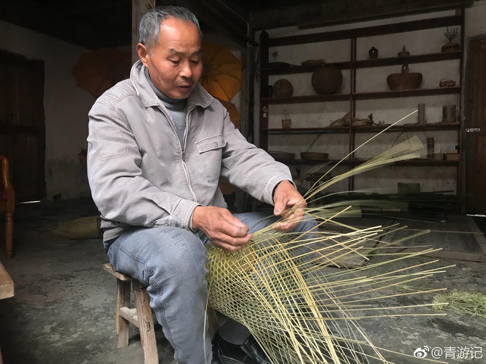 黄山秀里景区里传承竹编的手工艺人,精致与实用并存