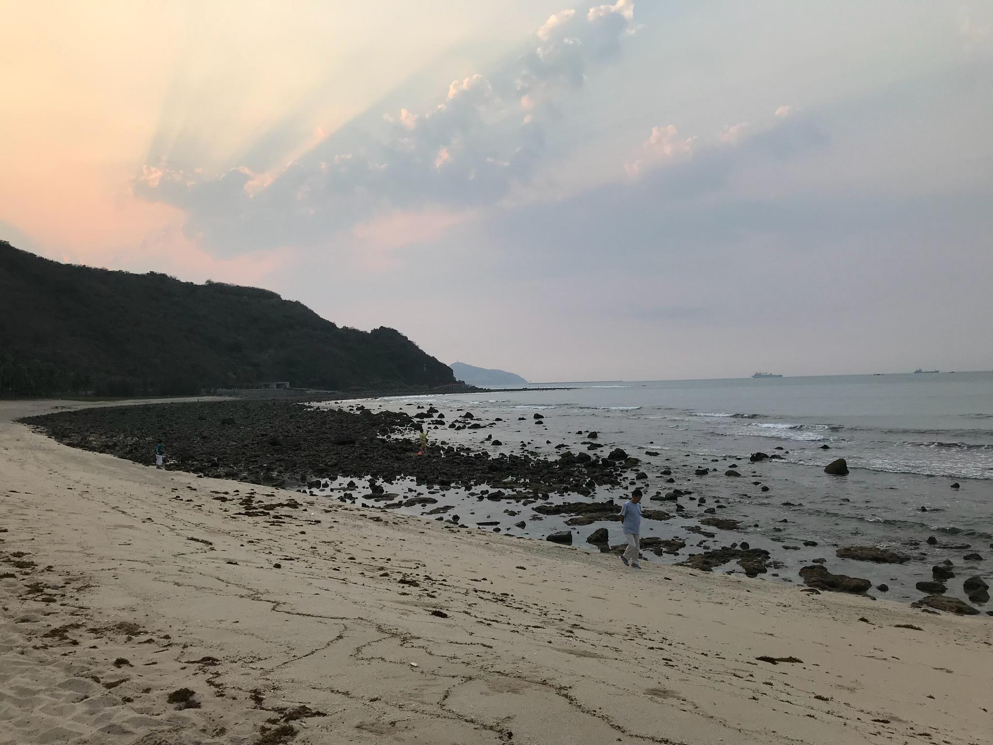三亚半山半岛洲际酒店的海滩这里的海滩礁石很多景观远不如博鳌