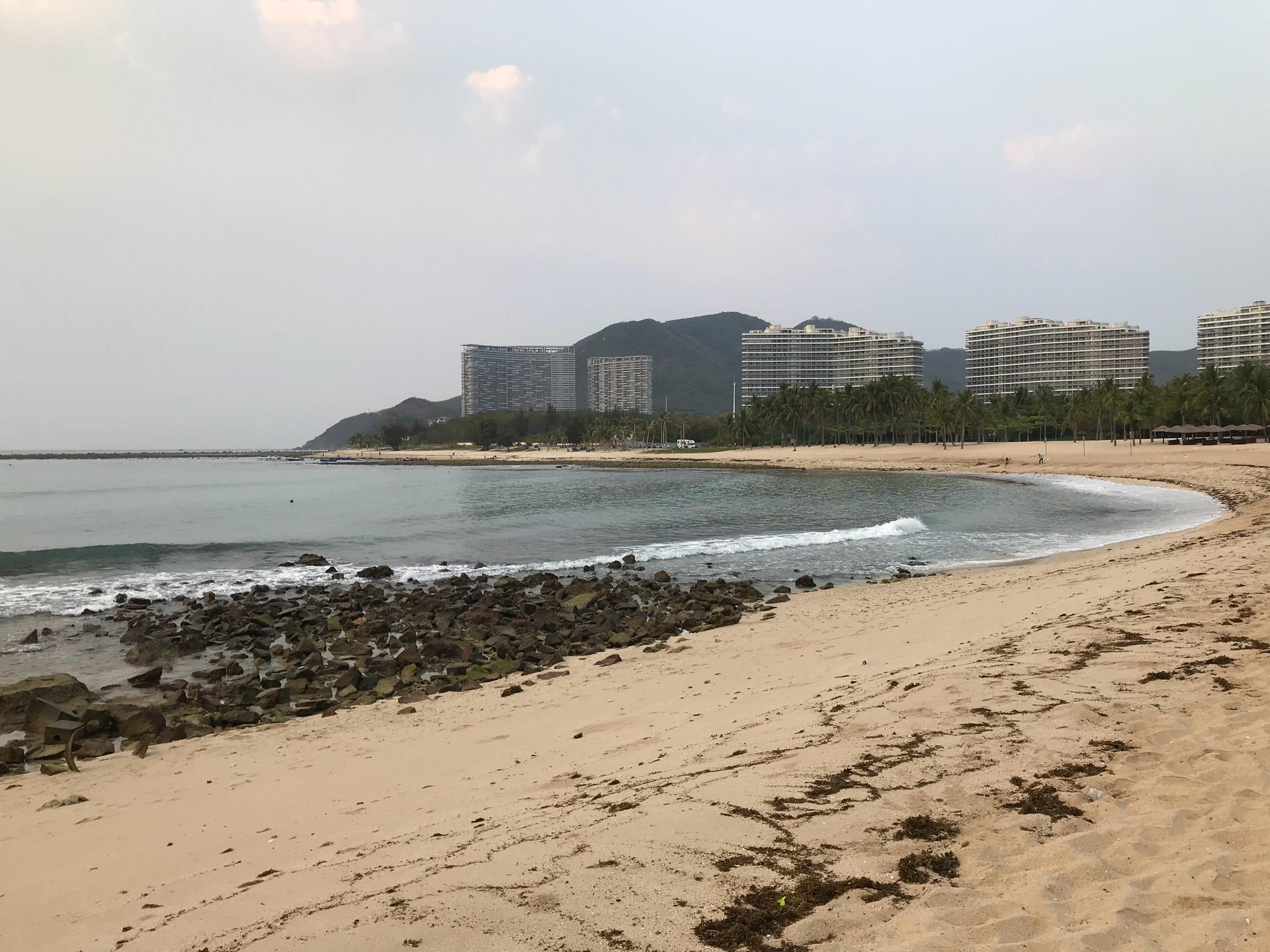三亚半山半岛洲际酒店的海滩这里的海滩礁石很多景观远不如博鳌