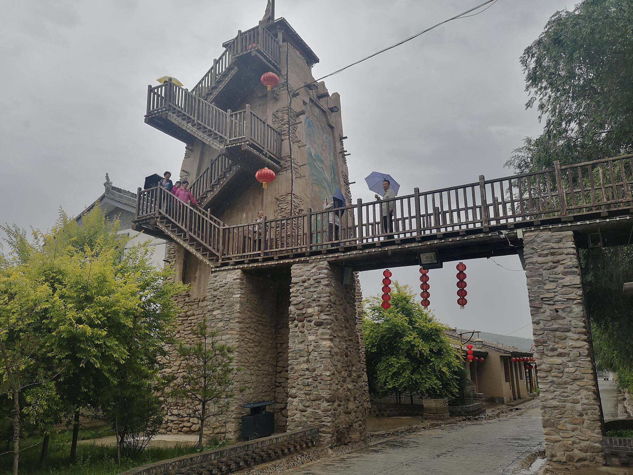 昨日在宁夏固原隆德县老巷子身临其境的感受到了戴望舒的雨巷
