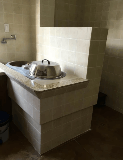 正文                   右边还有一排土灶厨房,把传统和现代相结合.