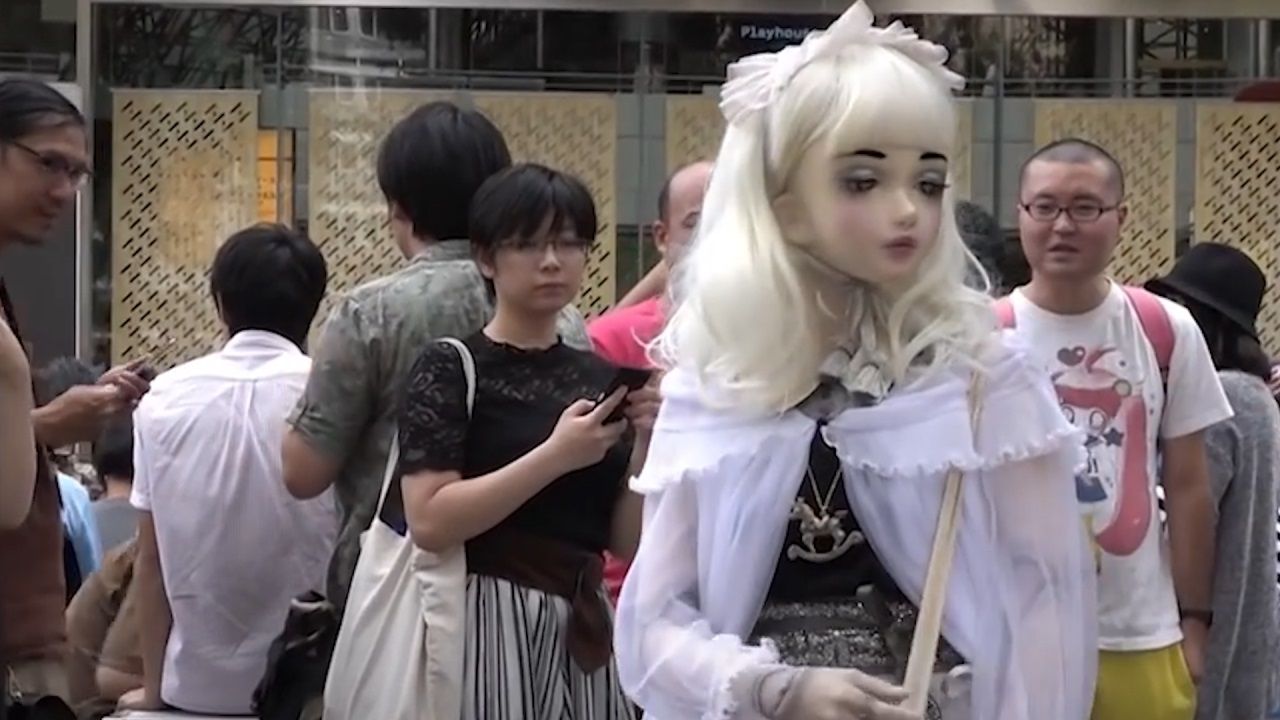 日本又出奇葩:女孩花9年把自己扮成真人娃娃,在街上引人围观!