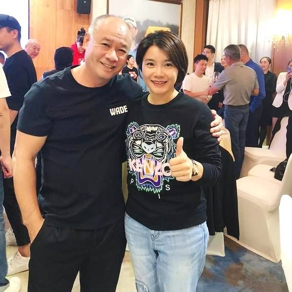 体操王子李宁近况身家百亿满头白发妻子气质好女儿成女神