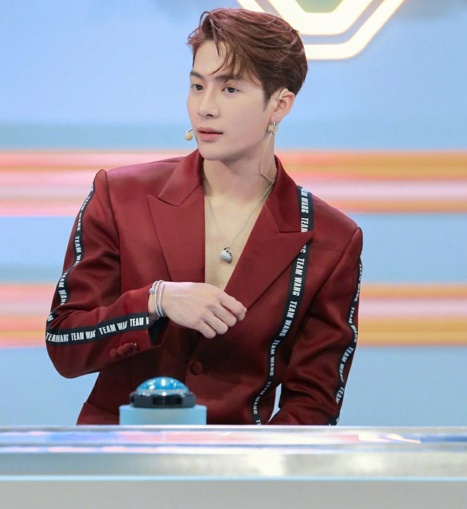 王嘉尔身着深v车厘子红西装,简直太撩了!