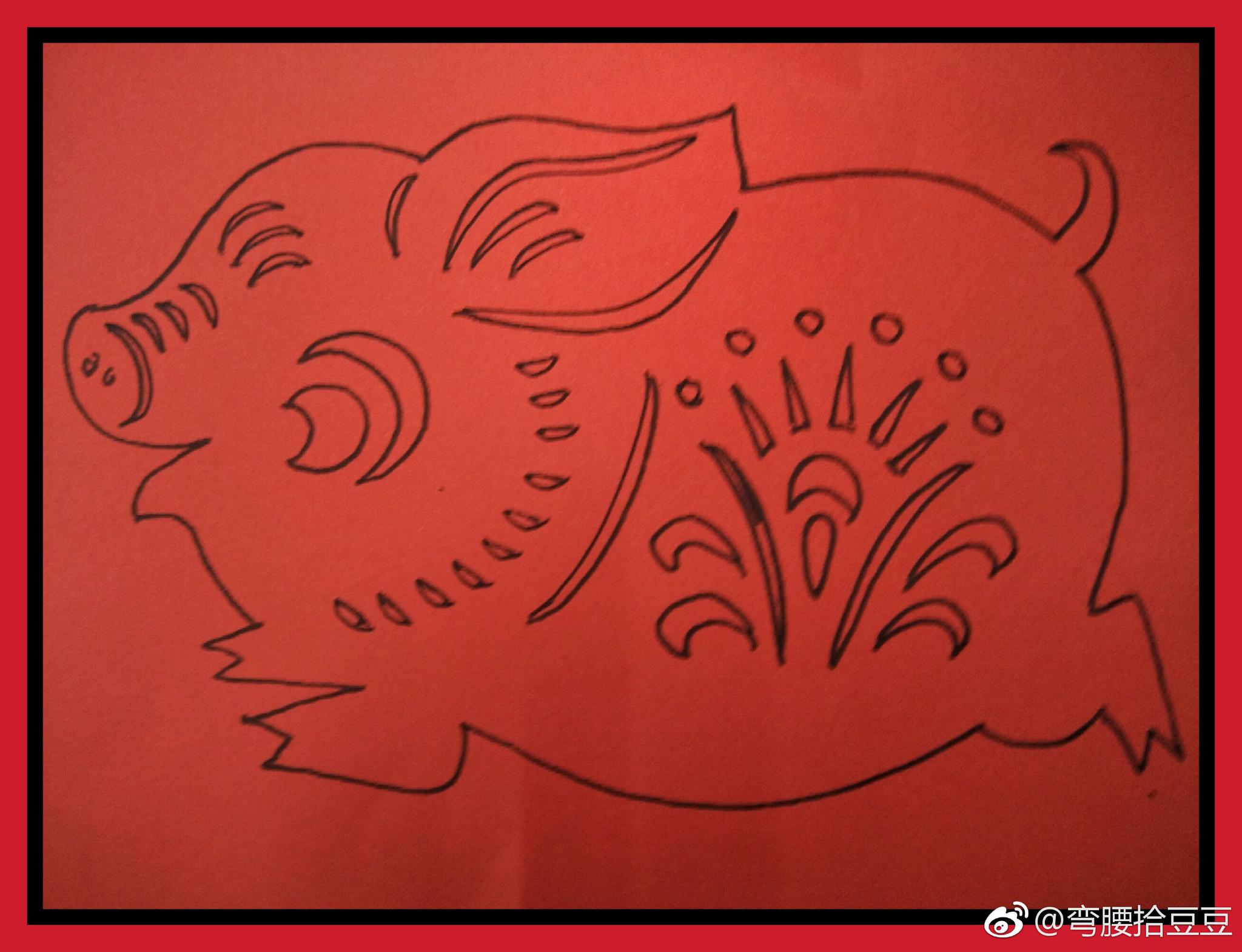 这些手机随拍的2019新年祝福的剪纸小猪的小样都出至浙江省工艺美术大