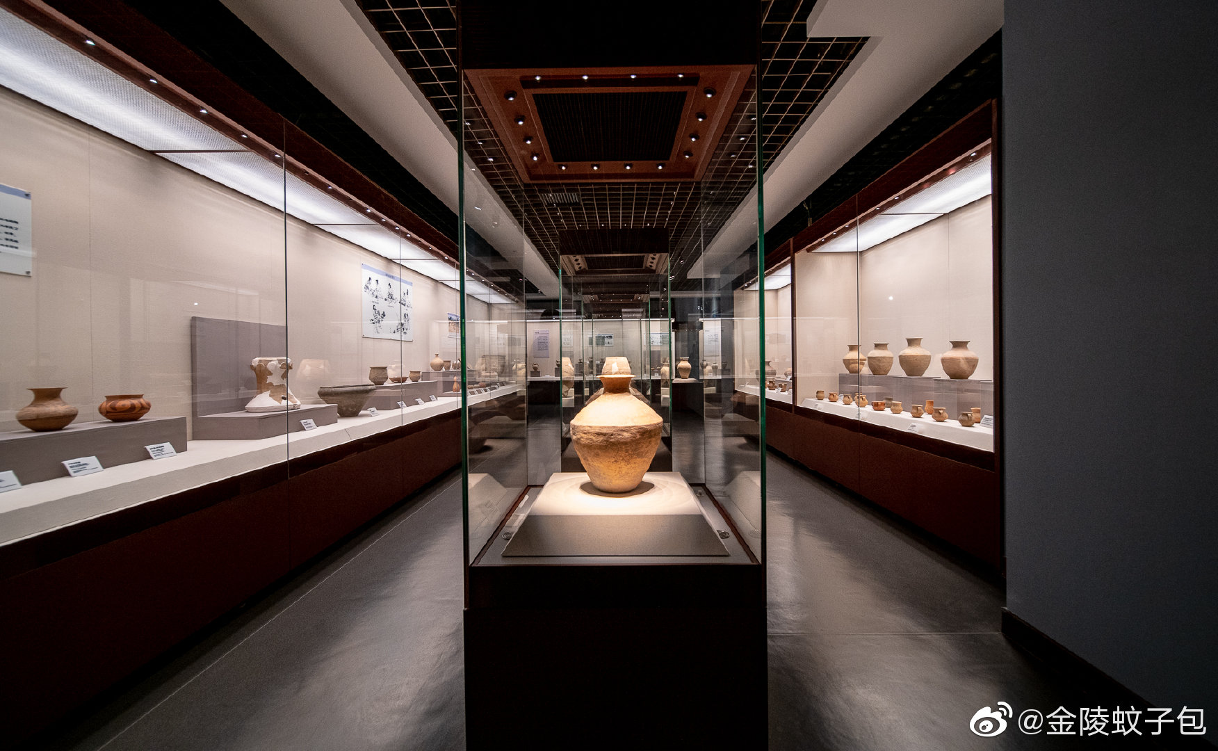 庆阳市博物馆坐落于庆阳市西峰区和谐广场南侧占地23亩