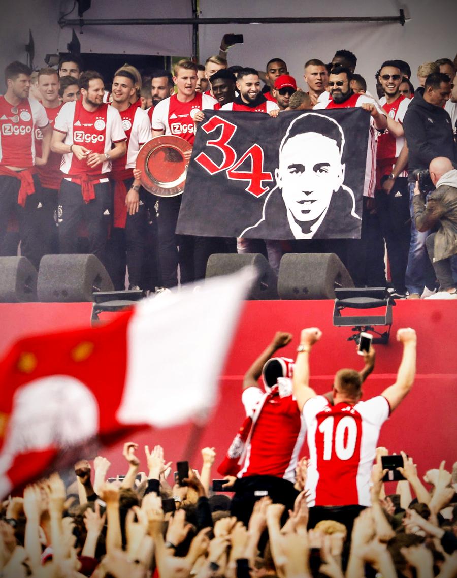 阿贾克斯球迷庆祝联赛夺冠!